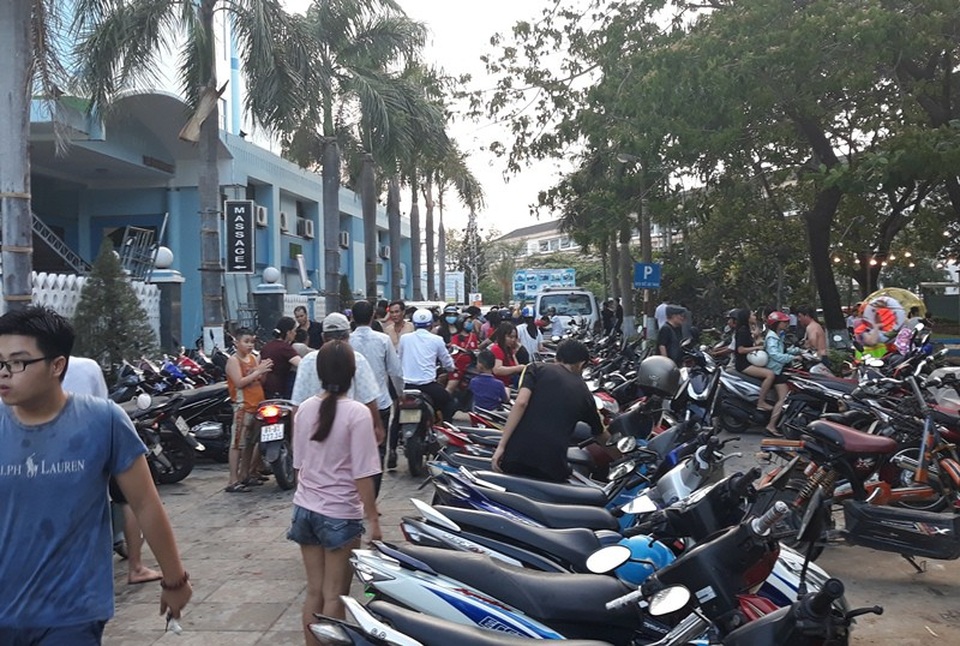 Dịch vụ giữ xe máy cũng hốt bạc trong những ngày lễ.