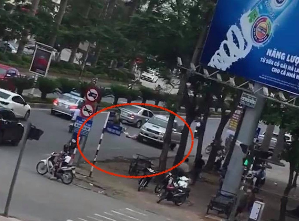 Tài xế xe bán tải đi ngược chiều, lùi xe cán người phụ nữ đi xe đạp nhập viện - 3
Xe bán tải lùi không quan sát nên đã húc vào người đàn bà đi xe đạp. Sau khi húc người đàn bà này kéo một đoạn dài, tài xế được người dân hô hoán rồi mới chịu dừng xe để kiểm tra thì phát hiện người đàn bà nằm dưới xe mình.
