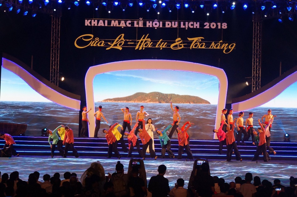 Phó Thủ tướng Chính phủ Vương Đình Huệ đánh trống khai hội du lịch Cửa Lò 2018 - 3 Điểm nhấn tại lễ khai mạc là chương trình nghệ thuật “Cửa Lò - Hội tụ và tỏa sáng” gồm 2 phần: Khát vọng ngàn đời và Khát vọng tương lai.