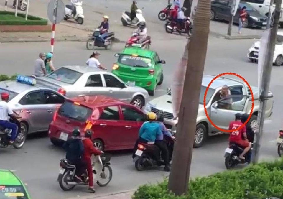 Tài xế xe bán tải đi ngược chiều, lùi xe cán người phụ nữ đi xe đạp nhập viện - 2
Sau khị người dân phản ứng tài xế này lên xe của mình rồi bắt đầu lùi xe ....