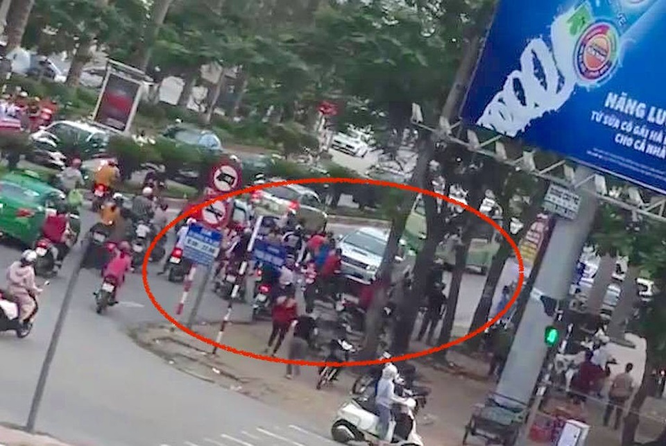 Tài xế xe bán tải đi ngược chiều, lùi xe cán người phụ nữ đi xe đạp nhập viện - 5
Vụ tai nạn xảy ra vào giờ cao điểm nên rất nhiều người kéo đến xem và bức xúc đòi xử lý tài xế xe bán tải này.