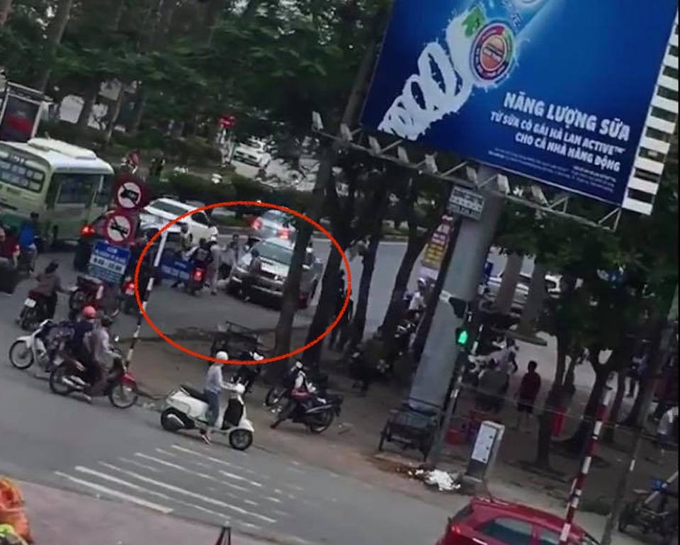 Tài xế xe bán tải đi ngược chiều, lùi xe cán người phụ nữ đi xe đạp nhập viện - 4
Rất đông người dân phẫn uất chạy ra để can thiệp.