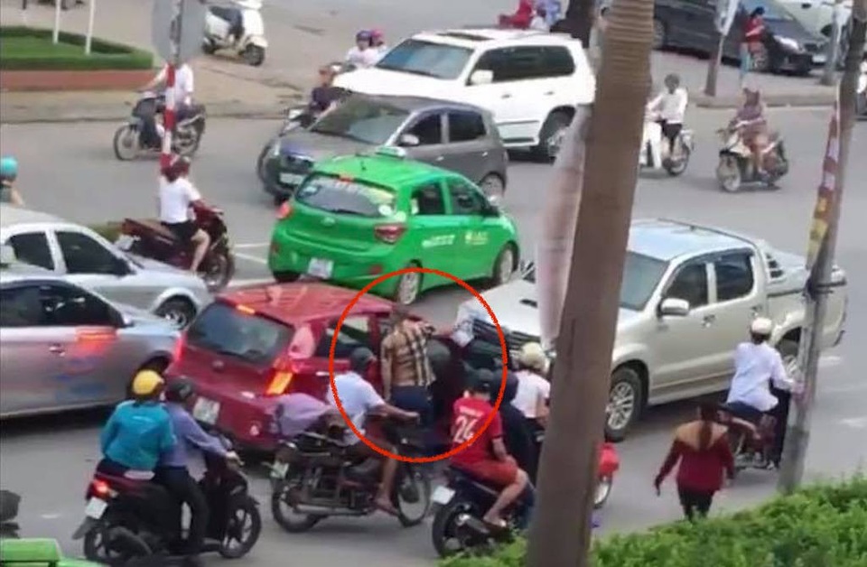 Tài xế xe bán tải đi ngược chiều, lùi xe cán người phụ nữ đi xe đạp nhập viện - 1
Tài xế xe bán tải mặc áo sọc màu đỏ, sau khi đi vào đường ngược chiều xuống xe còn đòi ăn thua với tài xế xe ô tô màu đỏ ...