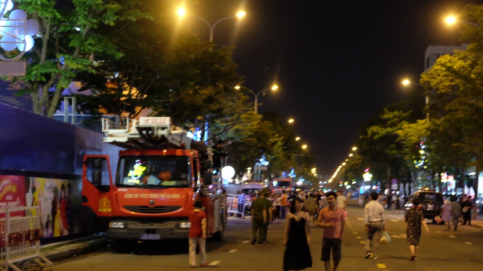 Lực lượng và các phương tiện chức năng túc trực cả trên các tuyến phố và trên sông Hàn để điều tiết giao thông, đảm bảo an toàn, an ninh trật tự cho người dân và du khách đi xem pháo hoa từ chiều sớm