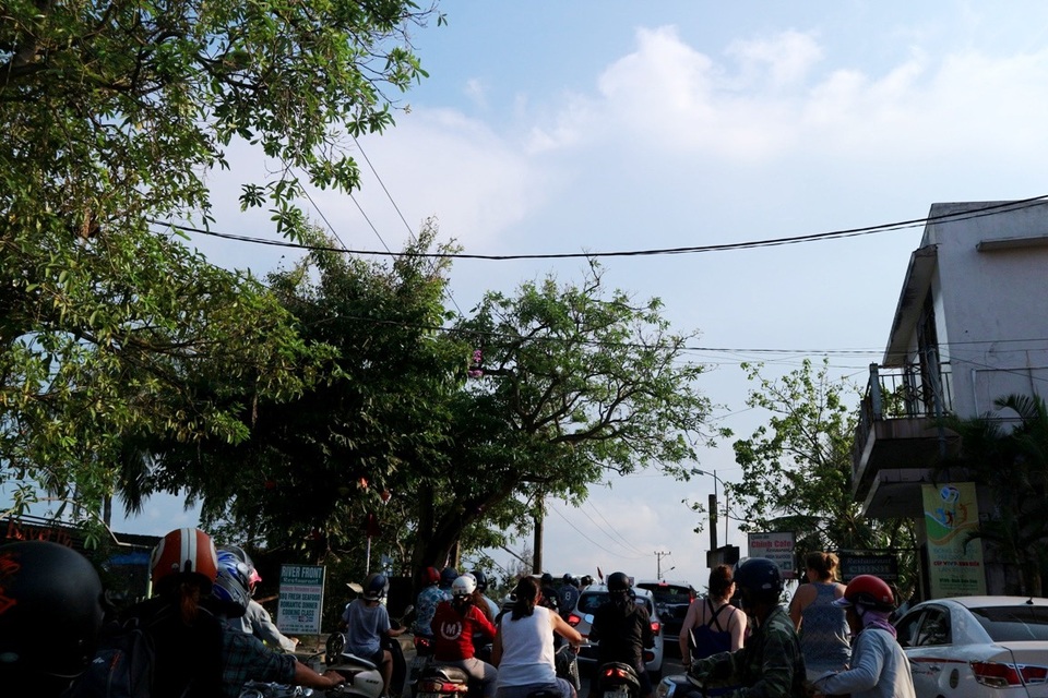 Điểm cầu Cẩm An đường dẫn xuống biển Cửa Đại (Hội An) luôn đông đúc xe cộ qua lại, do chiều rộng cầu hẹp nên chỉ vừa cho một chiều xe ô tô qua lại, các xe khác phải chờ lần lượt mới được đi qua gây tình trạng kẹt xe kéo dài