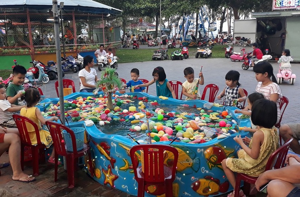 Trong khi đó, do thời tiết nắng nóng nên người dân cũng như du khách cũng đưa con cái đến khu vui chơi ở Công viên Thiếu nhi Quy Nhơn (TP Quy Nhơn, Bình Định), tọa lạc ngay cạnh bãi biển Quy Nhơn nên có thời điểm khu vui chơi này quá tải.