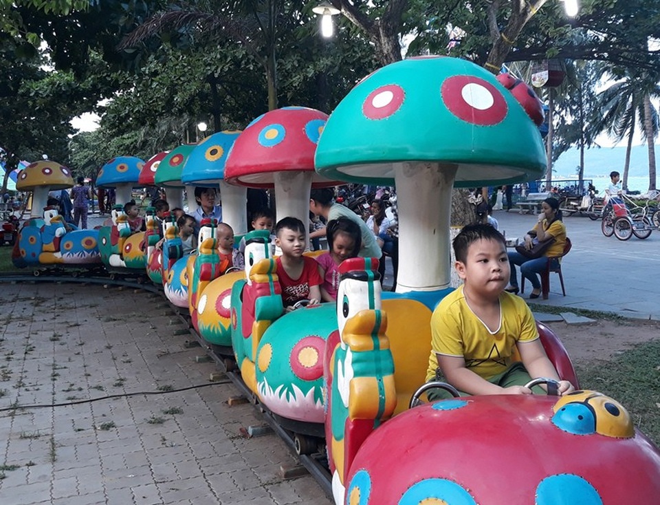 Dân phố núi ùn ùn xuống phố biển Quy Nhơn dịp lễ 30/4 - 5