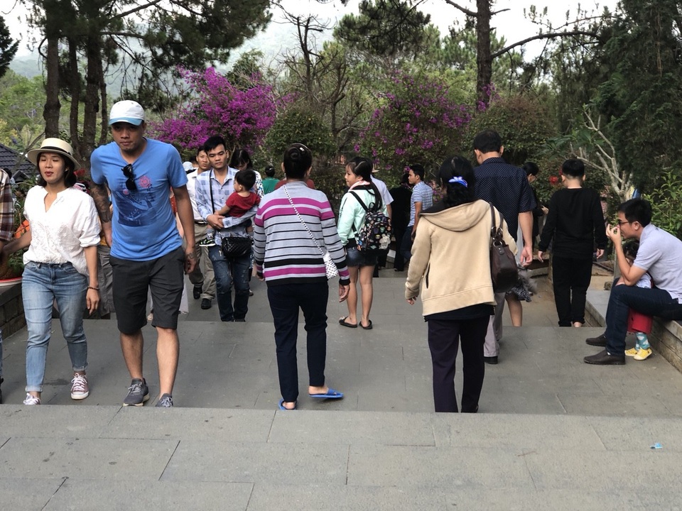 Du khách nườm nượp đổ về thành phố “trốn nóng” - 7 Du khách tham quan Thiền Viện Trúc Lâm