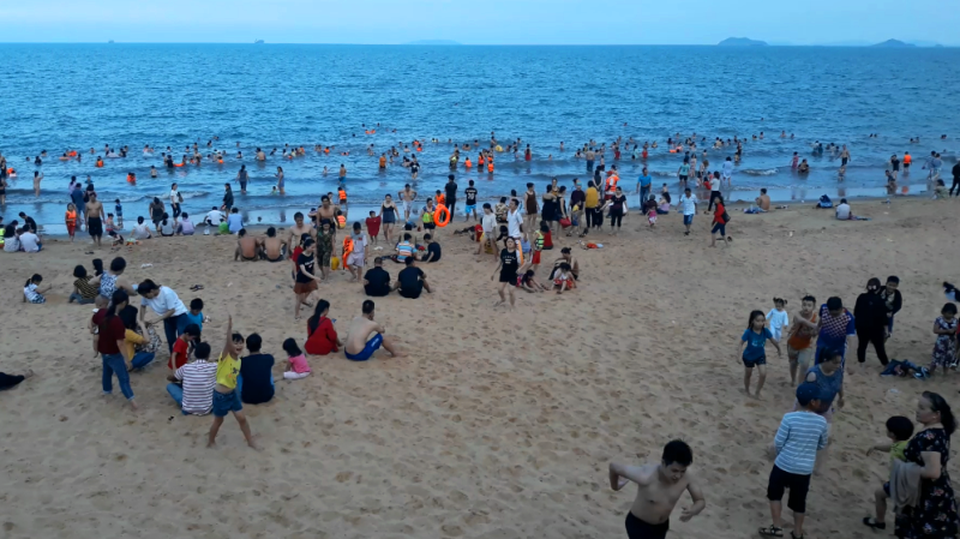 Anh Nguyễn Quốc Bảo (36 tuổi), du khách ở Gia Lai, cho biết: “Chúng tôi sống ở núi, rất ít khi được tắm biển. Dịp lễ này, được nghỉ dài ngày nên cả nhà tôi xuống Quy Nhơn (Bình Định) để nghỉ lễ. Cảm giác tắm biển thật sảng khoái, đặc biệt xuống Quy Nhơn chúng tôi sẽ được ăn các món hải sản tươi sống vừa ngon, vừa rẻ”.