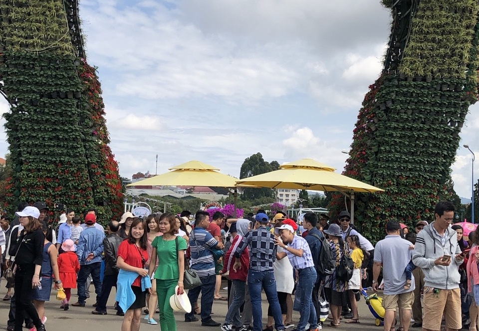 Du khách nườm nượp đổ về thành phố “trốn nóng” - 3 Du khách nườm nượp đổ về thành phố “trốn nóng” - 3