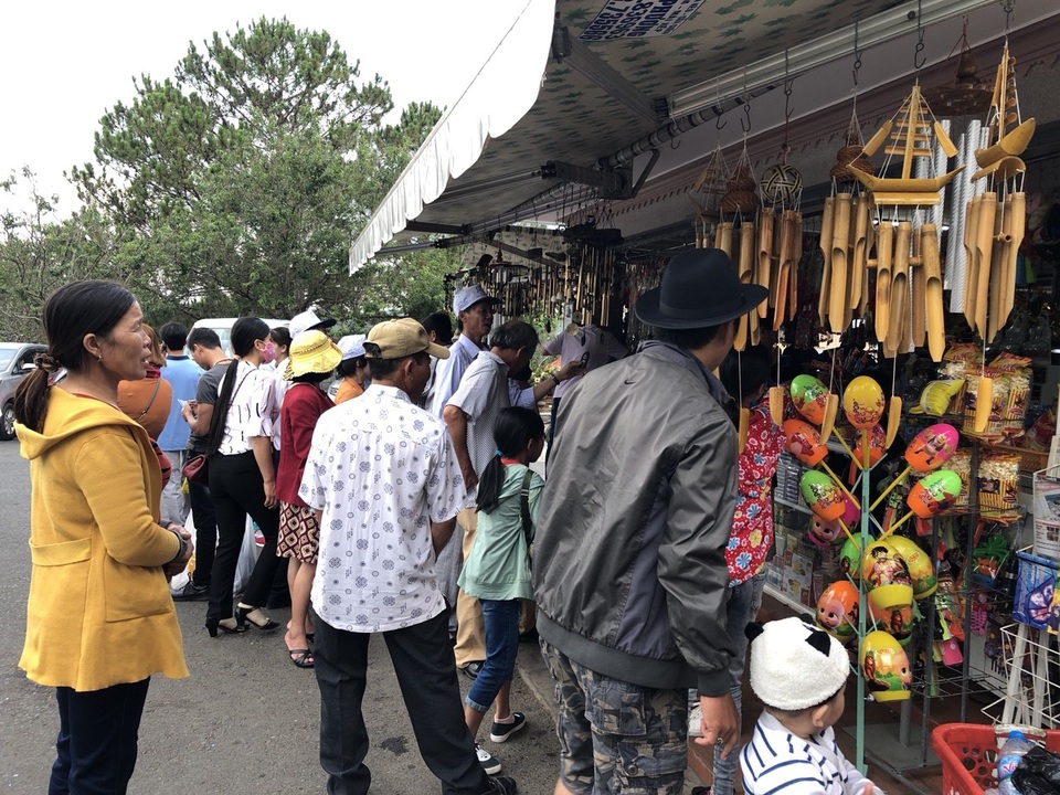 Du khách nườm nượp đổ về thành phố “trốn nóng” - 14 Những quầy hàng lưu niệm luôn thu hút đông du khách