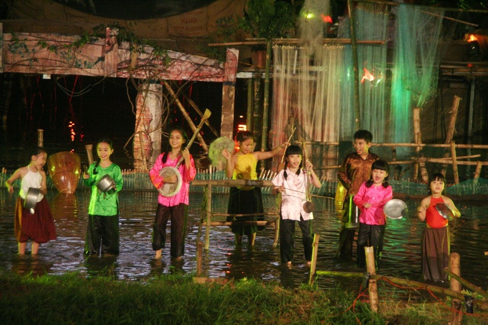 Âm vọng sông Hương - “bài ca” về người dân sông nước xứ Huế - 14 Các trẻ em hát Hầu văn xứ Huế