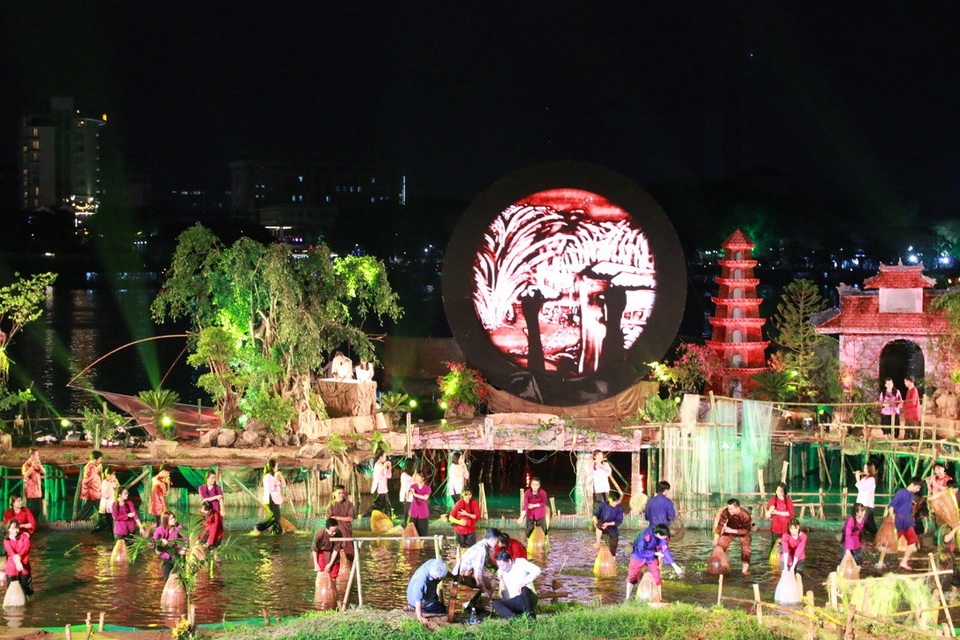 Âm vọng sông Hương - “bài ca” về người dân sông nước xứ Huế - 2 Khung cảnh sinh hoạt đời thường trên sông nước xứ Huế