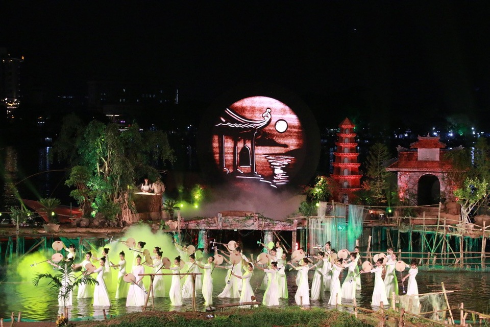 Âm vọng sông Hương - “bài ca” về người dân sông nước xứ Huế - 8 Diễn viên thể hiện cảm xúc trên sân khấu chìm dưới nước