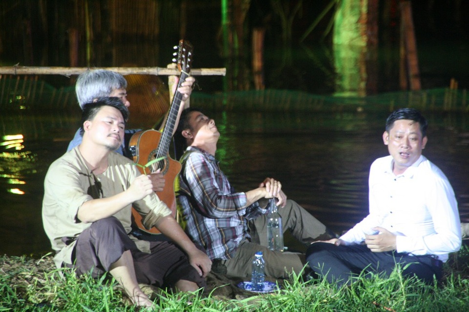 Âm vọng sông Hương - “bài ca” về người dân sông nước xứ Huế - 12 Những buổi nhậu chuếnh choáng bên sông Hương và đàn hát thi ca