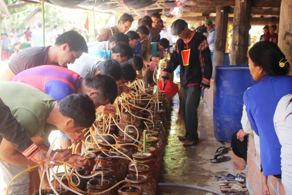 Độc đáo với “Lễ cúng cầu mưa” của bà con người Jrai - 8 Sau khi cúng thì những trai làng cùng uống hết những ghè rượu