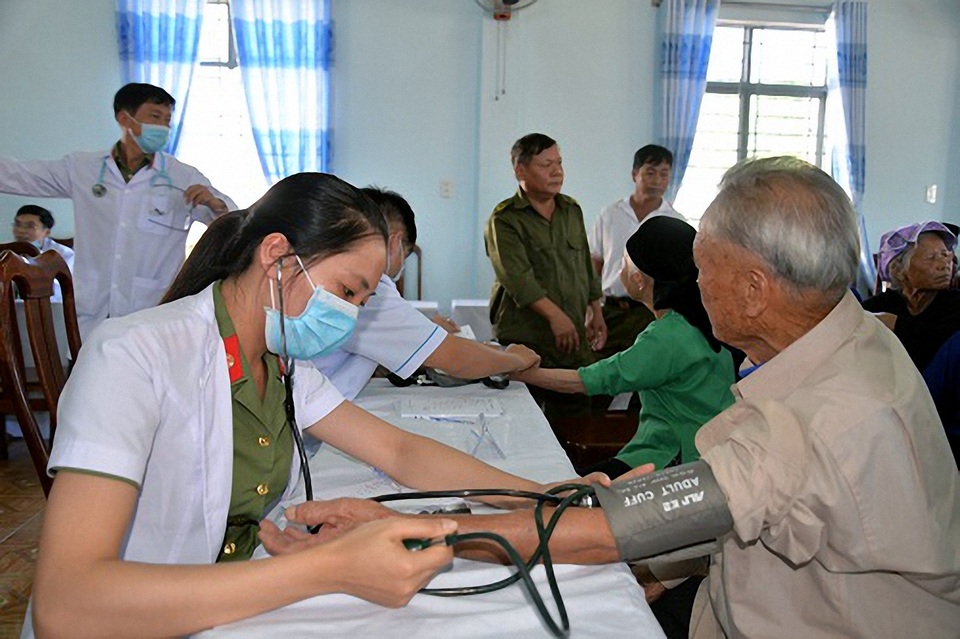 Bộ Công an làm thiện nguyện tại quê hương anh hùng Núp - 1 Các y, bác sinh bệnh viện 30/4 đã đến thăm khám và tư vấn cho bà con đồng bào trên quên hương anh hùng Núp