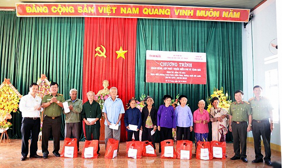 Bộ Công an làm thiện nguyện tại quê hương anh hùng Núp - 2 Tổng cục Hậu cần-Kỹ thuật còn phối hợp với các nhà tài trợ để tặng quà cho bà con nghèo