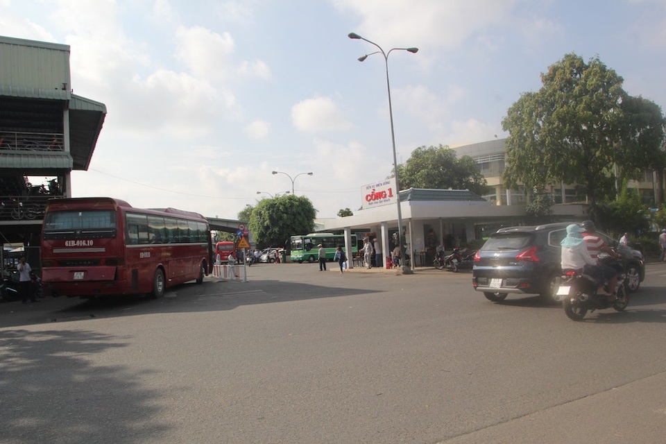 Đường Đinh Bộ Lĩnh, đoạn trước cổng bến xe miền Đông thưa thớt xe cộ, không còn cảnh kẹt xe cục bộ như mọi khi  