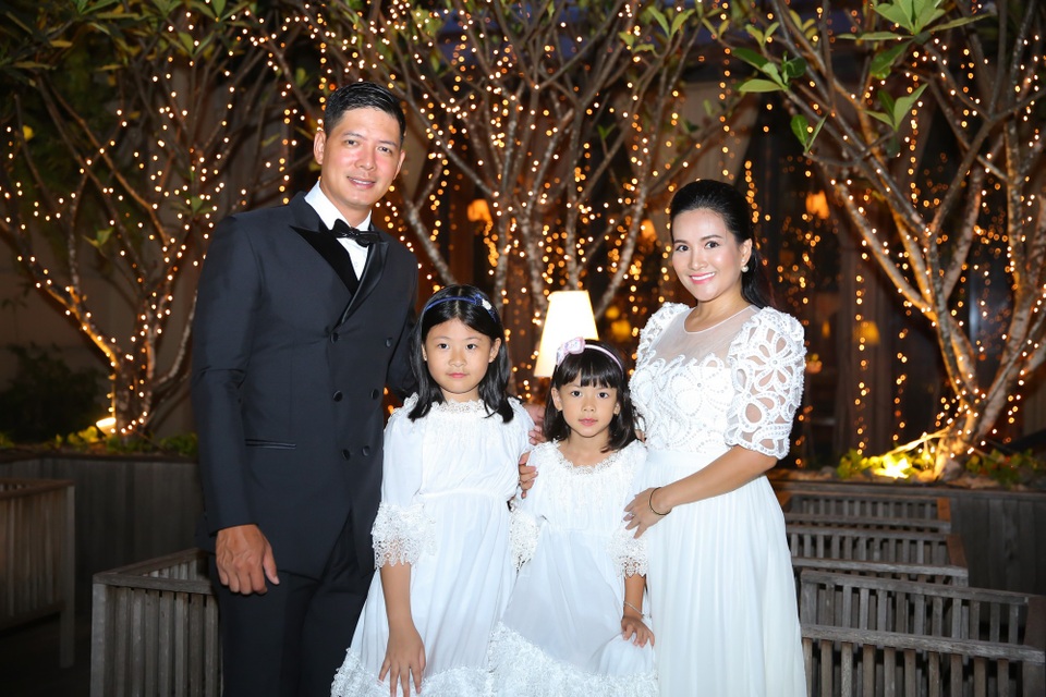 Trương Ngọc Ánh trễ nãi đến mừng Bình Minh – Anh Thơ 10 năm bên nhau - 2 Vợ chồng Bình Minh - Anh Thơ bên hai nàng công chúa, trái ngọt của 10 năm hôn nhân.