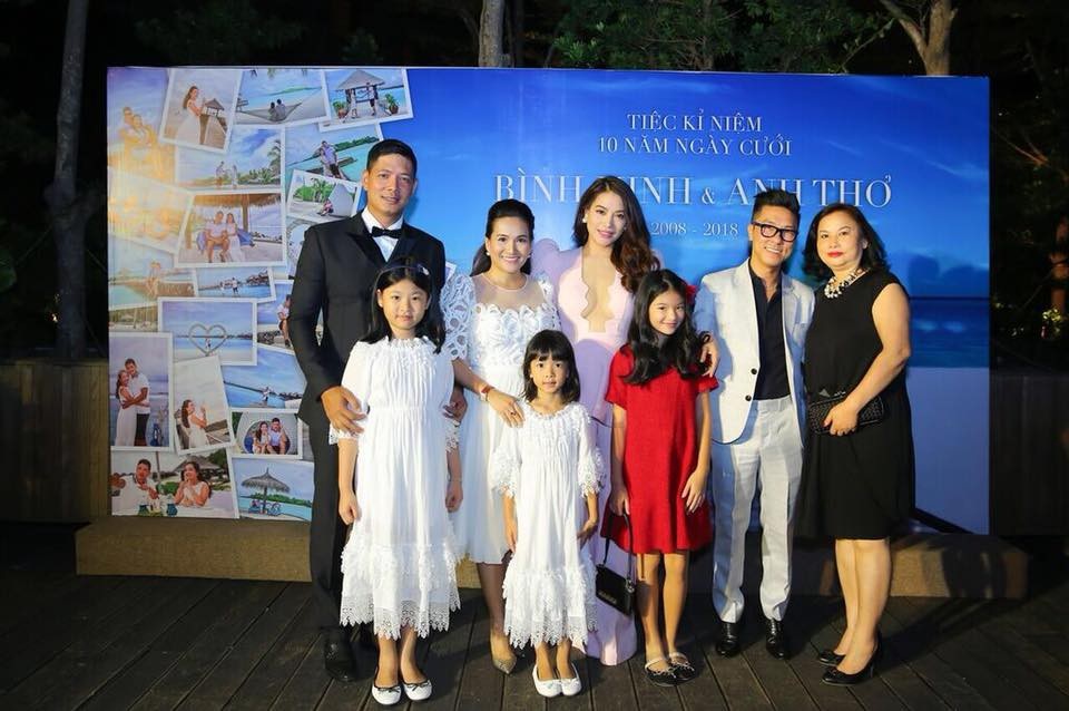 Trương Ngọc Ánh trễ nãi đến mừng Bình Minh – Anh Thơ 10 năm bên nhau - 4 Trương Ngọc Anh đưa con gái đến chúc mừng vợ chồng Bình Minh - Anh Thơ.