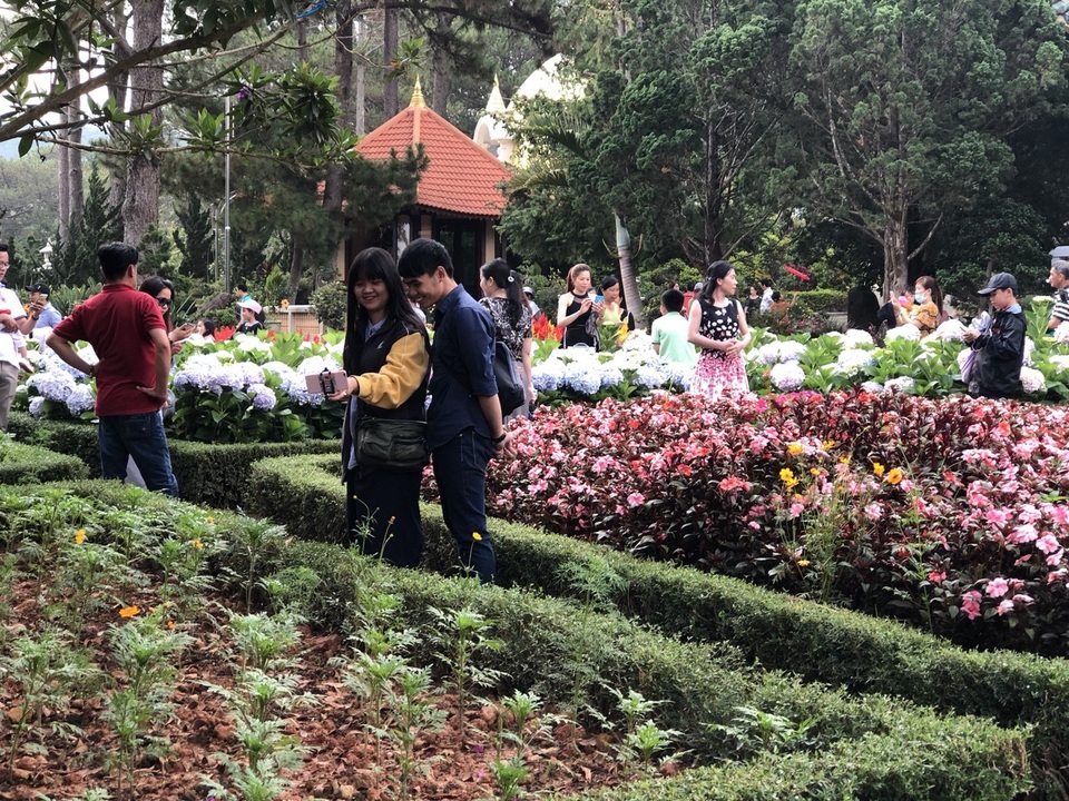 Du khách nườm nượp đổ về thành phố “trốn nóng” - 8 Du khách nườm nượp đổ về thành phố “trốn nóng” - 8