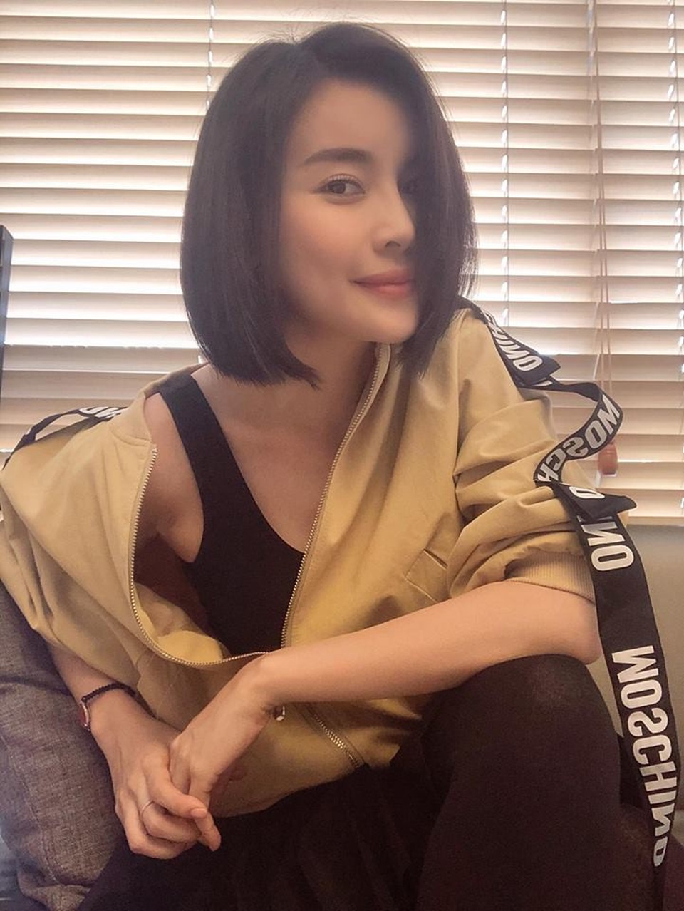 Tự Long đưa bà xã xinh đẹp vi vu, Thu Minh tự nhận “dốt toàn tập” - 10 Cao Thái Hà cũng bất ngờ xuống tóc, cô khoe diện mạo mới trong chuyến du hí Hàn Quốc: Xuống tóc cho vai nàng công an trong phim mới mà lòng buồn man mác vậy trời ơi.