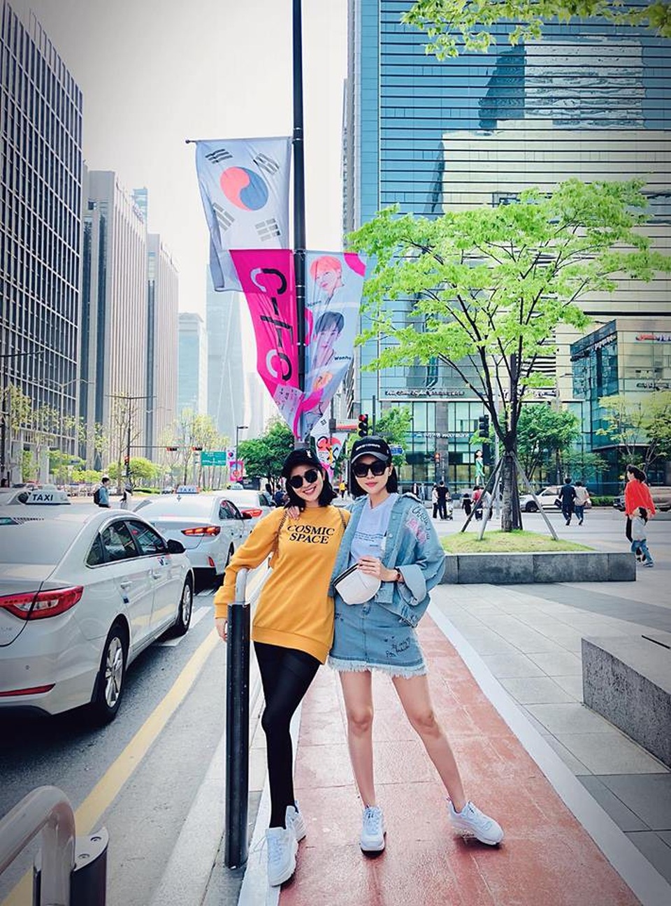 Tự Long đưa bà xã xinh đẹp vi vu, Thu Minh tự nhận “dốt toàn tập” - 11 Nữ diễn viên đã có chuyến du lịch vô cùng vui cùng người bạn của mình. Nữ diễn viên còn khoe được mời đến đài SBS nơi sản xuất phim “Vì Sao Đưa Anh Tới”.