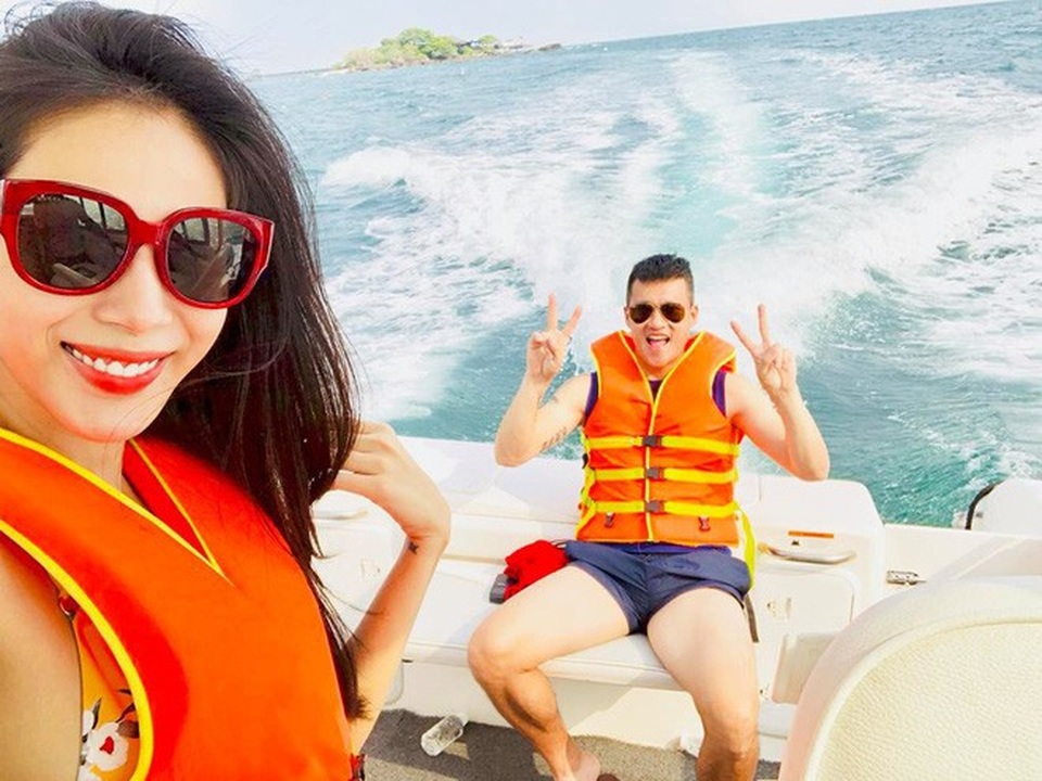 Tự Long đưa bà xã xinh đẹp vi vu, Thu Minh tự nhận “dốt toàn tập” - 5 Vợ chồng Công Vinh - Thủy Tiên trốn con đi hẹn hò nhân dịp nghỉ lễ.