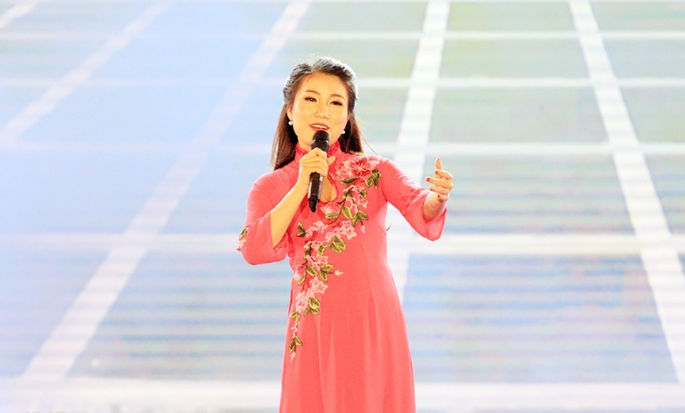 Phó Thủ tướng Chính phủ Vương Đình Huệ đánh trống khai hội du lịch Cửa Lò 2018 - 11 Ca sĩ Trần Trang Sao Mai với ca khúc: Về xứ Nghệ cùng em.