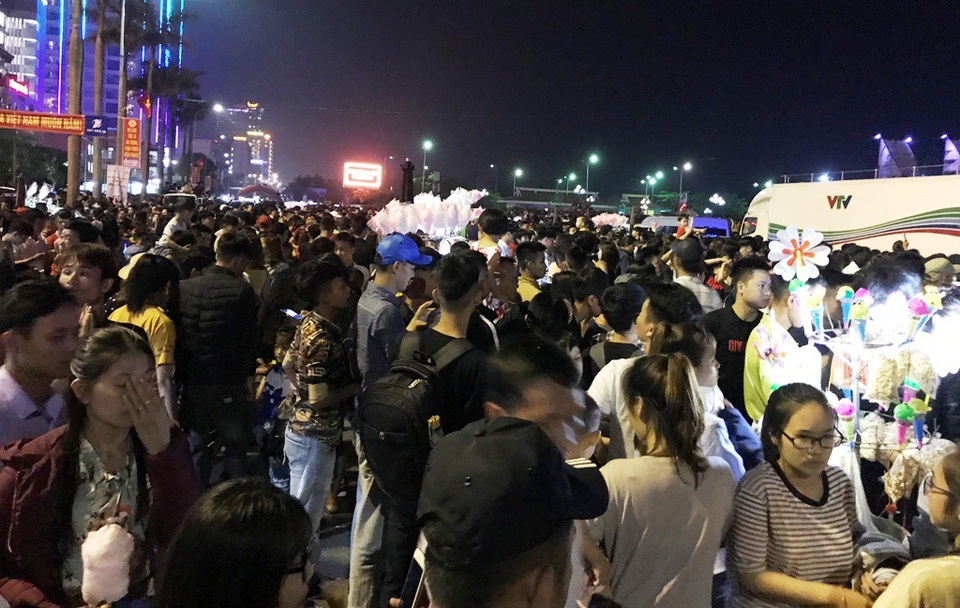 Phó Thủ tướng Chính phủ Vương Đình Huệ đánh trống khai hội du lịch Cửa Lò 2018 - 16 Biển người chen chân tham gia đêm khai mạc lễ hội du lịch biển Cửa Lò 2018.