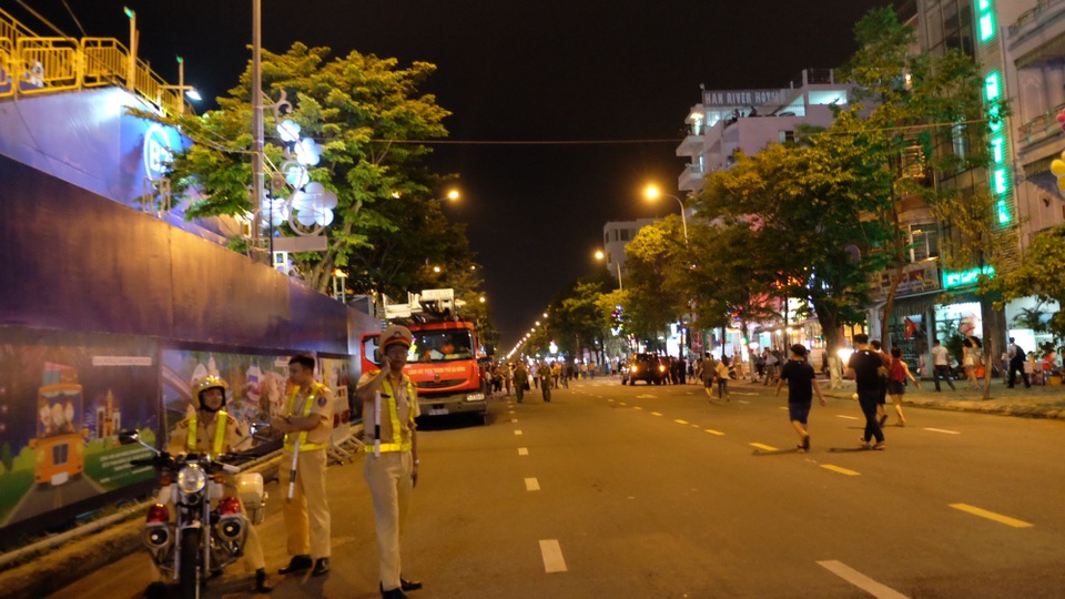 Náo nức xuống phố sớm “xí chỗ" xem pháo hoa - 8