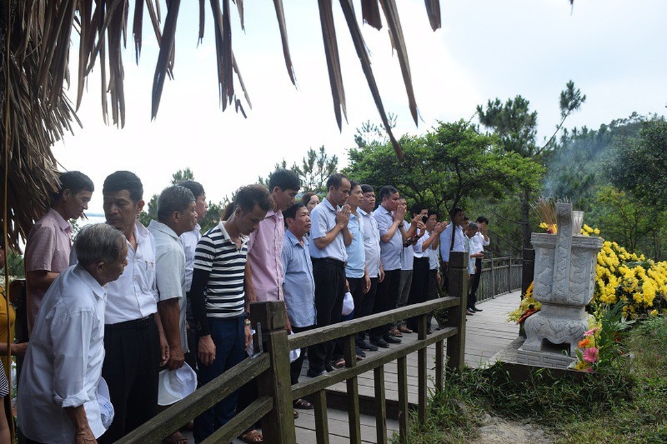 Hàng chục ngàn lượt người viếng mộ Đại tướng Võ Nguyên Giáp dịp 30/4 - 1/5 - 2
Tính riêng trong ngày 30/4, đã có khoảng 20 ngàn lượt người đến viếng mộ Đại tướng