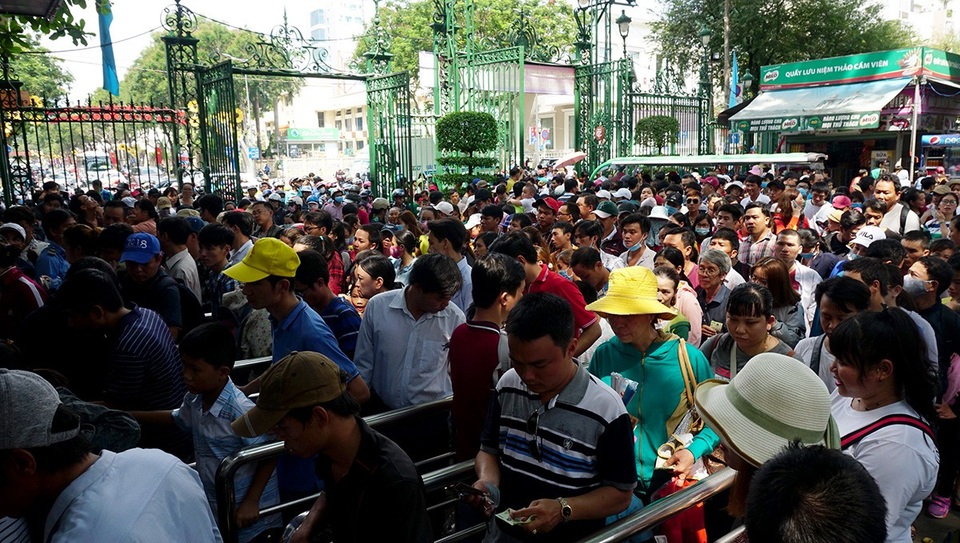 Trong ngày nghỉ lễ 30/4, hàng nghìn người dân TPHCM và các tỉnh lân cận đổ về Thảo Cầm Viên vui chơi nghỉ lễ.