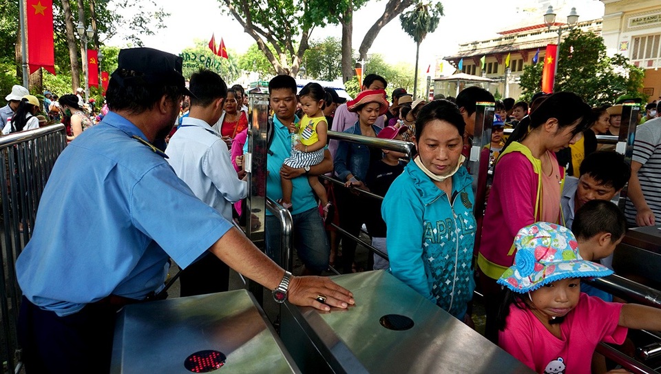 Do lượng du khách quá đông khiến lực lượng kiểm soát vé phải hoạt động liên tục.