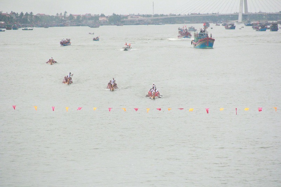 Rộn ràng với lễ hội đua thuyền truyền thống trên sông Nhật Lệ - 4 Rộn ràng với lễ hội đua thuyền truyền thống trên sông Nhật Lệ - 4