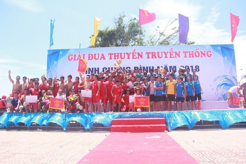 Rộn ràng với lễ hội đua thuyền truyền thống trên sông Nhật Lệ - 8 Niềm vui của các vận động viên sau khi giành giải