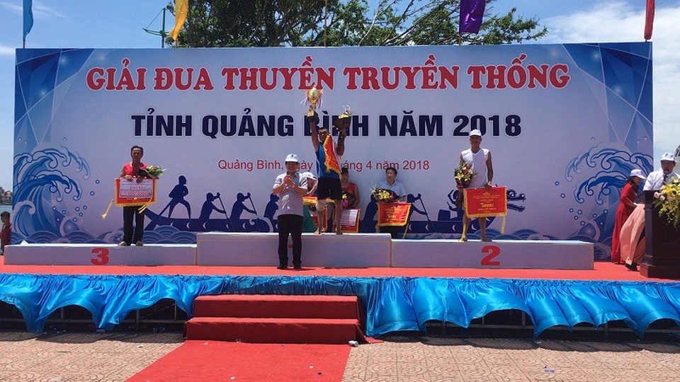 Rộn ràng với lễ hội đua thuyền truyền thống trên sông Nhật Lệ - 7 Ban tổ chức trao giải cho các đội đua