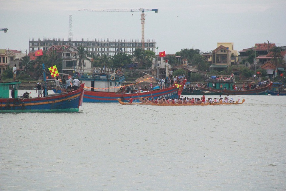 Rộn ràng với lễ hội đua thuyền truyền thống trên sông Nhật Lệ - 5 Các thuyền đua băng băng về đích