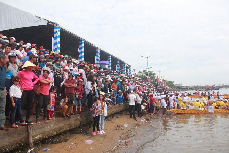 Rộn ràng với lễ hội đua thuyền truyền thống trên sông Nhật Lệ - 6 Hàng ngàn người dân tập trung bên bờ sông Nhật Lệ để cổ vũ cho các đội đua