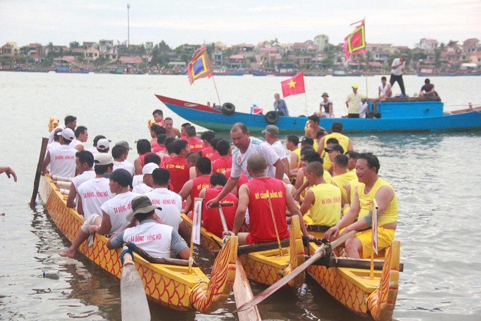 Rộn ràng với lễ hội đua thuyền truyền thống trên sông Nhật Lệ - 1 Các thuyền đua sẵn sàng thi đấu