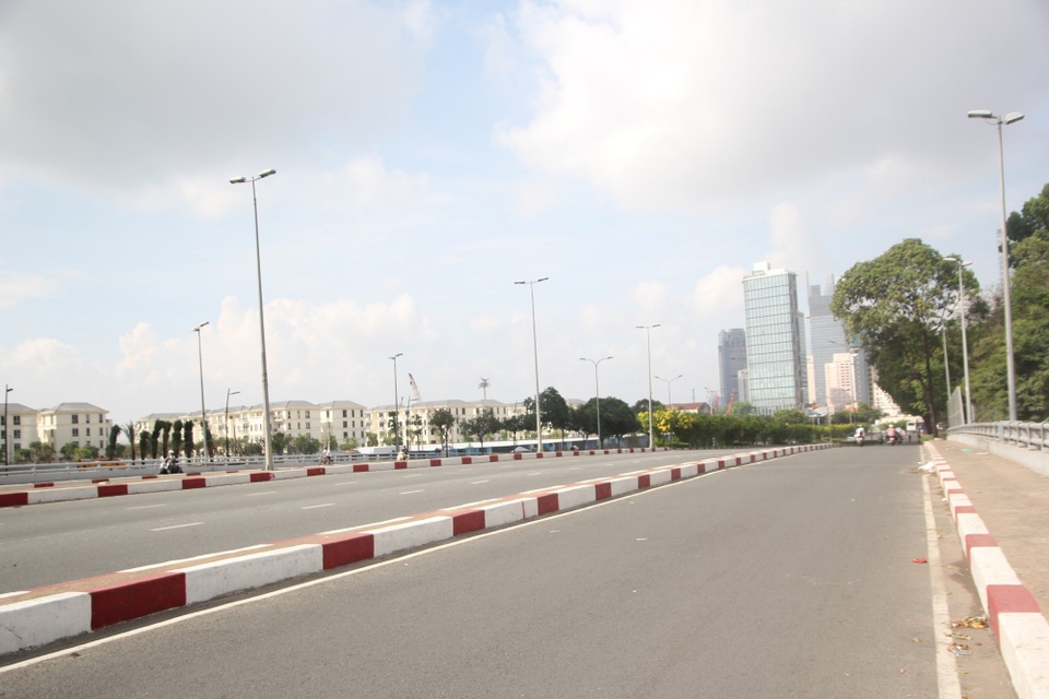 Đường Nguyễn Hữu Cảnh không còn cảnh dòng xe nối đuôi qua cầu Văn Thánh như mọi khi