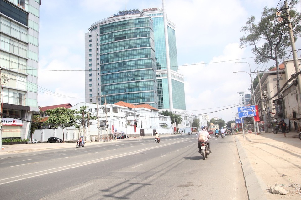 Đường Tôn Đức Thắng càng vắng vẻ hơn sau  khi hàng cây cổ thụ bị đốn hạ để xây cầu Thủ Thiêm 2