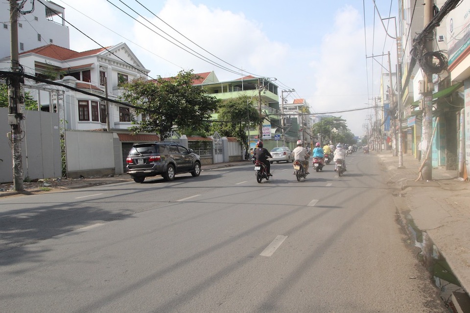 Đoạn đường từ cầu Đinh Bộ Lĩnh hướng ra ngã tư Hàng Xanh trở nên thênh thang hơn bao giờ hết, khác hẳn với cảnh hàng ngàn chiếc xe nối đuôi chờ qua đèn đỏ