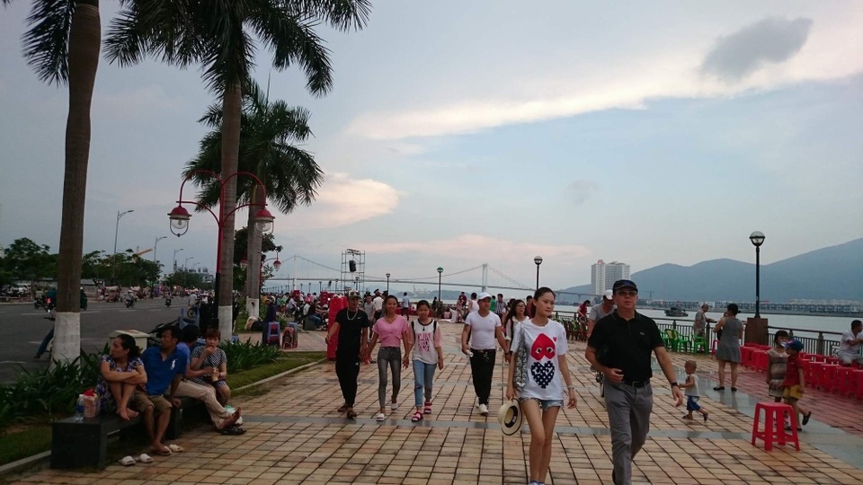 Người dân và du khách ở Đà Nẵng náo nức xuống phố từ 17h chiều để xí chỗ chờ xem pháo hoa dọc hai bên bờ sông Hàn