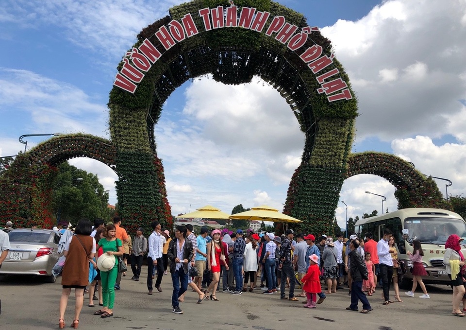 Du khách nườm nượp đổ về thành phố “trốn nóng” - 1 Du khách nườm nượp đổ về thành phố “trốn nóng” - 1