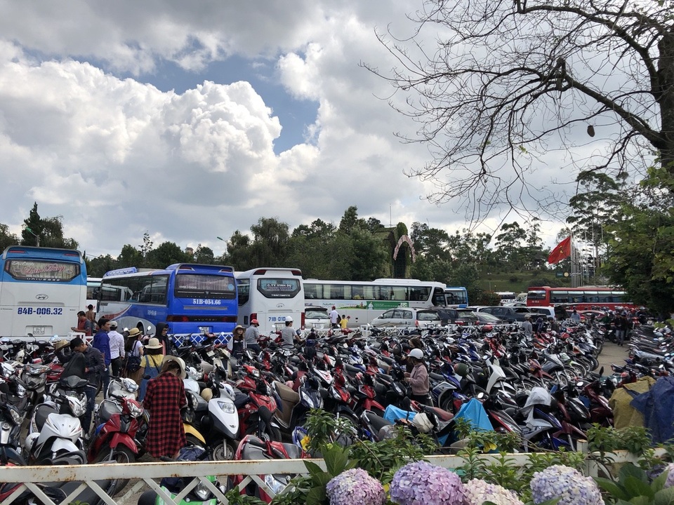 Du khách nườm nượp đổ về thành phố “trốn nóng” - 15
Các bãi giữ xe tại Đà Lạt nghẹt thở trong dịp lễ này.