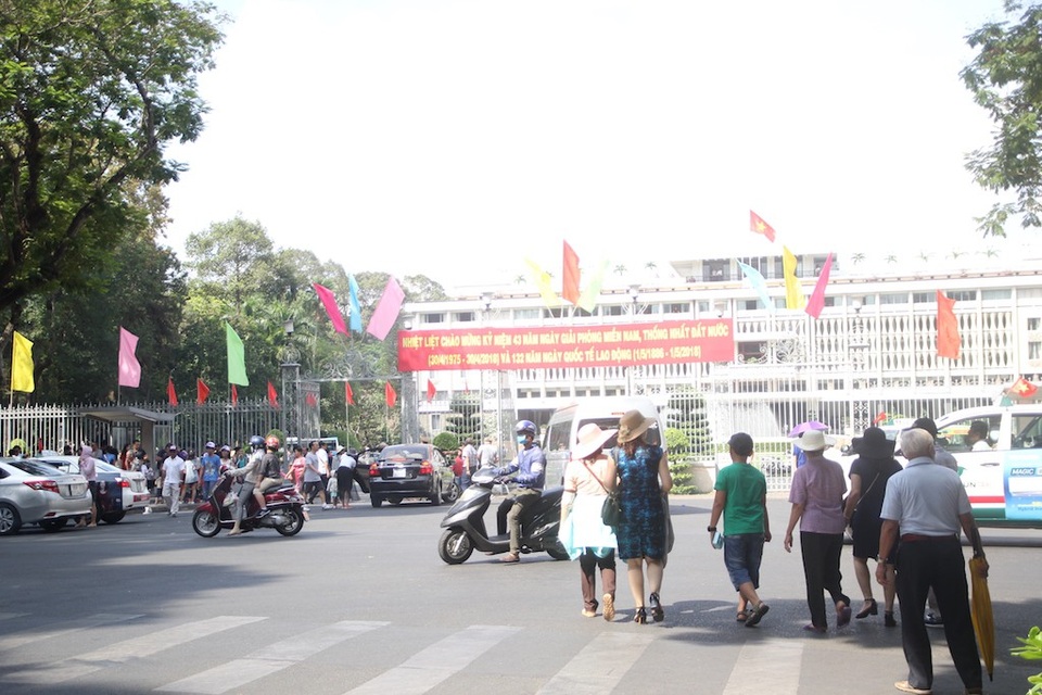 Dịp lễ 30/4, đông đảo người dân, du khách tham quan Hội trường Thống Nhất