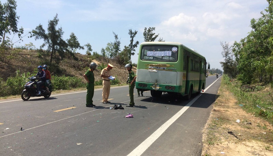 Va chạm với xe buýt, đôi nam nữ trẻ thương vong - 3