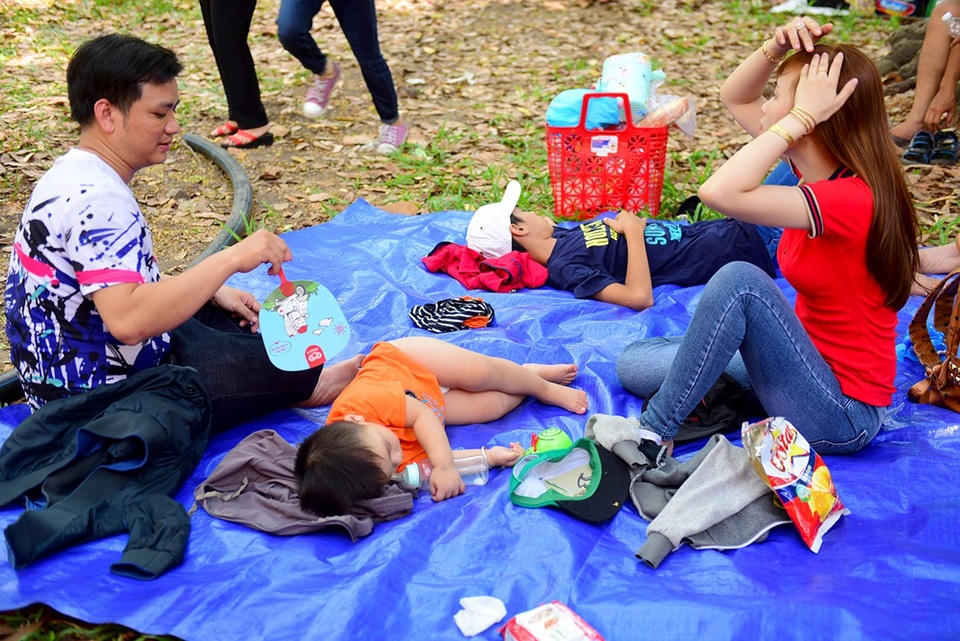 Nhiều em bé mệt mỏi, ngủ thiếp đi trên thảm.